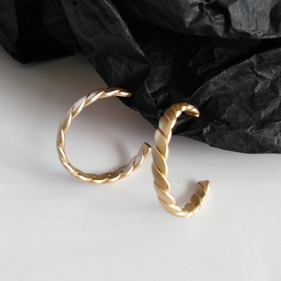 💙Golden Braided Twisted Hoop Earrings - Picture 6 of 8